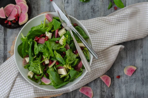 Ensalada de espinacas en plato blanco — Foto de Stock