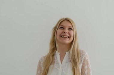 Yakın çekim Genç sarışın kız portre 