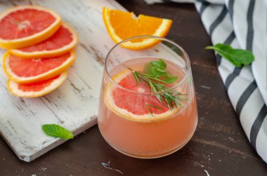 Greyfurt ve portakal ahşap masada.