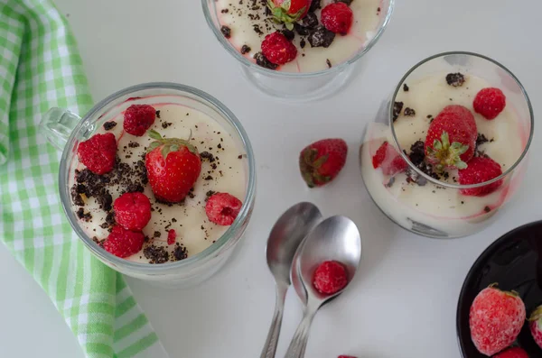 Postre lechoso de fresa, magnolia , — Foto de Stock