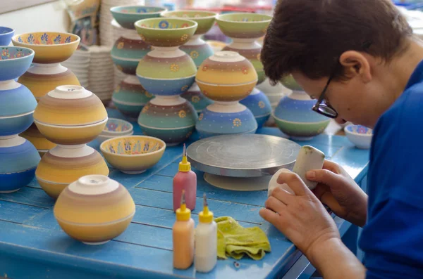 Výroba keramických uměleckých řemesel, výroba keramických potřeb — Stock fotografie