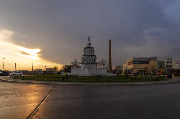 Эскишехир / ТУРЦИЯ-05 апреля 2019 года: Памятник нации на городской площади Эскишехир
