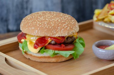 Ev yapımı hamburger ve patates kızartması.