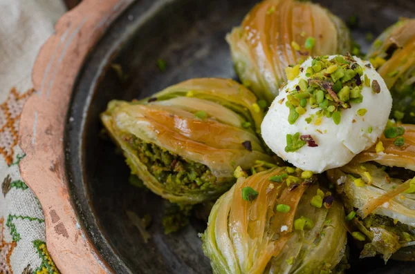 Cozza a forma di speciale baklava turco con pistacchio — Foto Stock