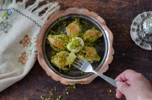 Mussel berbentuk khusus Turki baklava dengan pistachio dan turkish — Stok Foto