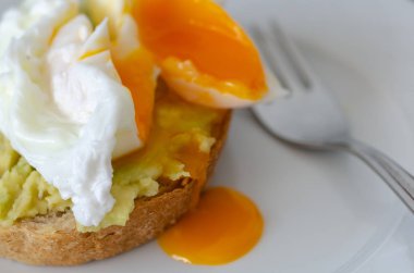 Yumurta Push ile Avokado Sandviç