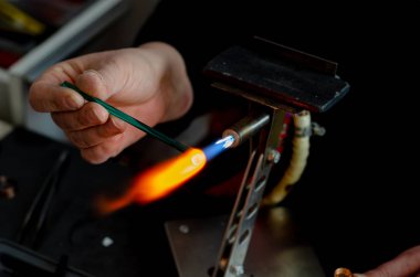 Craftsman camdan yapılmış bir ürün yapıyor