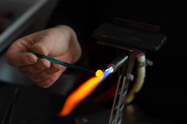 Craftsman camdan yapılmış bir ürün yapıyor