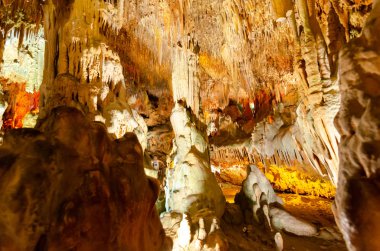 Alanya,Türkiye-25 Haziran 2019: Damlataş Mağarası. Sarkıt ve dikitlerin M.Ö. 1.000-15000 yılları arasında oluşması gerekir. Bu ilçenin tanıtımına katkıda bulunur ve astım için iyi olduğu bilinmektedir.