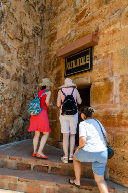 Alanya,Antalya,Türkiye-25 Haziran 2019: Kızılkule girişi ve turistler