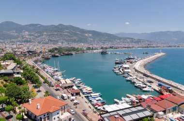 Antalya'daki Alanya limanının görünümü; Türkiye.