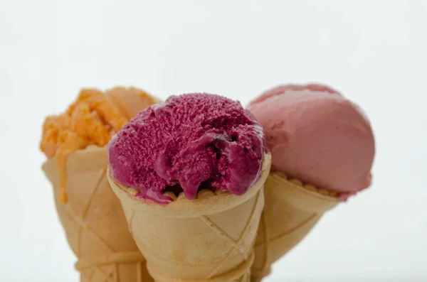 Sortimento de sorvete frutado em cones — Fotografia de Stock