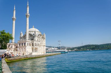 Ortaköy Camii (Mecidiye Ulu Camii)ve Istanbu'da turistler
