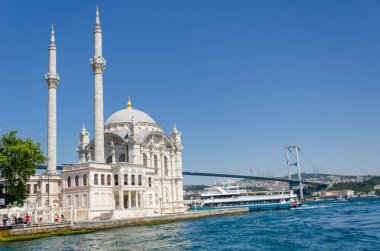 Ortaköy Camii (Mecidiye Ulu Camii)ve Istanbu'da turistler