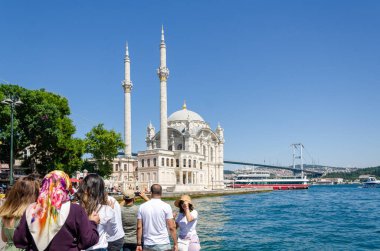 Ortaköy Camii (Mecidiye Ulu Camii)ve Istanbu'da turistler