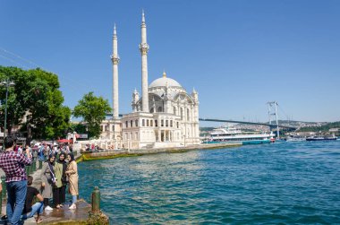 Ortaköy Camii (Mecidiye Ulu Camii)ve Istanbu'da turistler