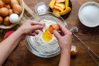 Kek malzemeleri ve şeftali pasta yapımı