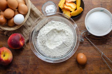 Kek malzemeleri ve şeftali pasta yapımı