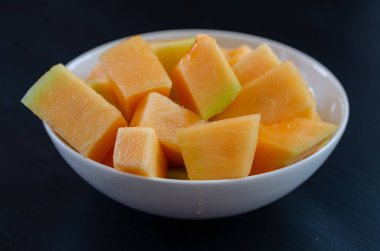 Beyaz tabakta kavun dilimleri