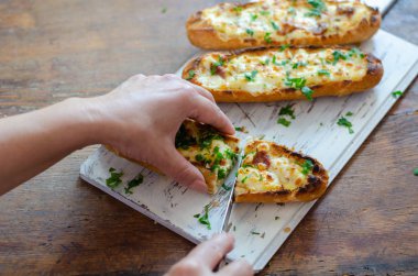 Kahvaltıda peynirli baget ekmeği.