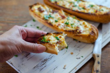 Peynir dolu baget ekmekve bir ısırık çıkarıldı.