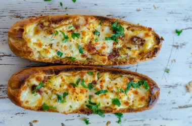 Peynir dolgulu baget ekmekleri 