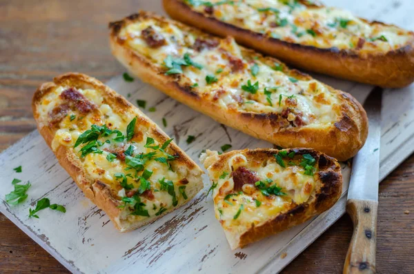 O queijo encheu pães de baguete — Fotografia de Stock