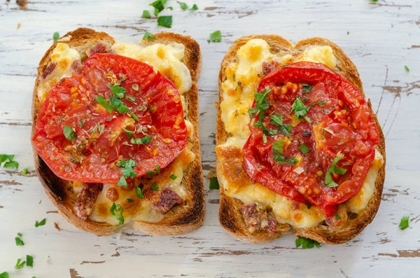 Healthy breakfast at home.Two slices of bread with cheese and to — Stock Photo, Image