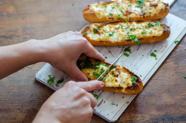 Kahvaltıda peynirli baget ekmeği.