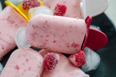 Ev yapımı ahududulu dondurma.