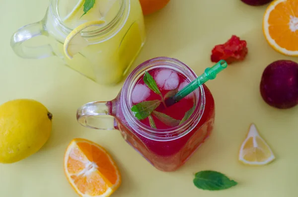 Sucos de frutas de refresco caseiros — Fotografia de Stock