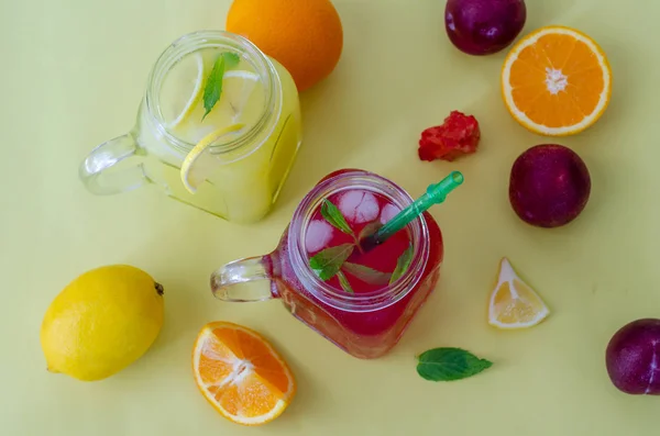Sucos de frutas de refresco caseiros — Fotografia de Stock