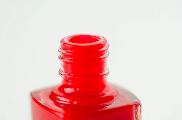 Gros plan d'une bouteille de vernis à ongles rouge — Photo