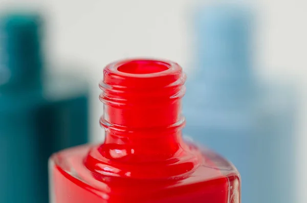 Primer plano de una botella de esmalte de uñas rojo — Foto de Stock