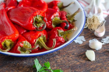  Bir Kase de Kavrulmuş ve Soyulmuş Kırmızı Biber