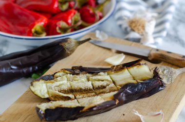 Sebze salatası için ızgara kırmızı biber ve patlıcan 