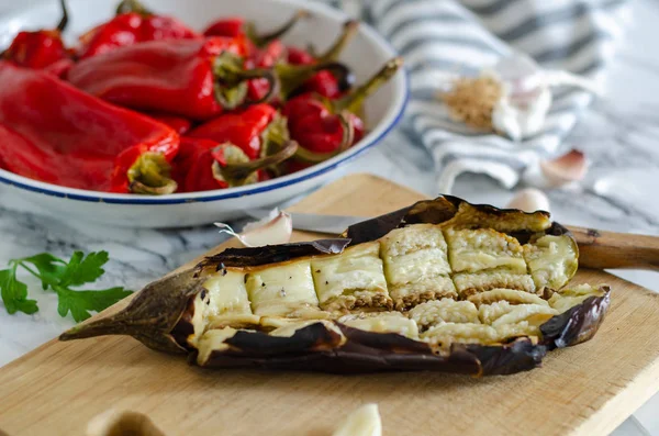 Красный перец и баклажаны для овощного салата — стоковое фото