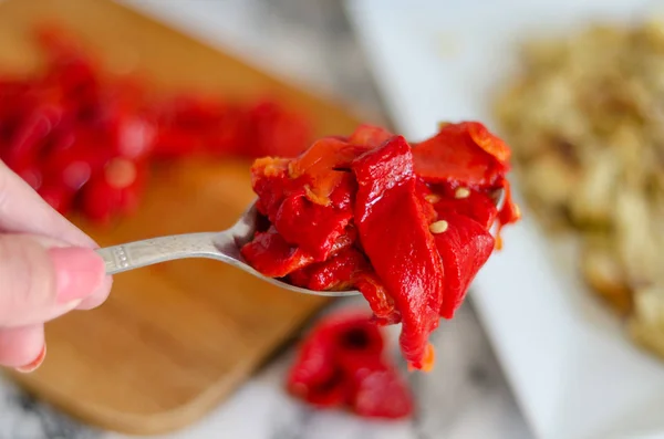 Pimentos vermelhos grelhados para salada de legumes — Fotografia de Stock