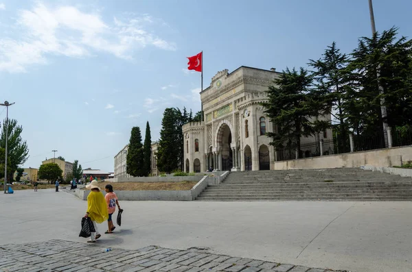 Puerta de entrada principal de la Universidad de Estambul — Foto de Stock