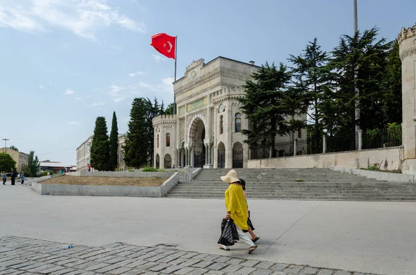 Главный вход в Стамбульский университет — стоковое фото