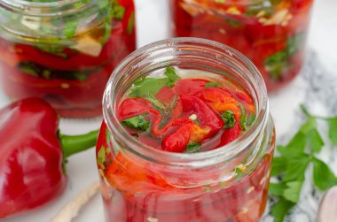 Közlenmiş biber ile kış için turşu kavanoz