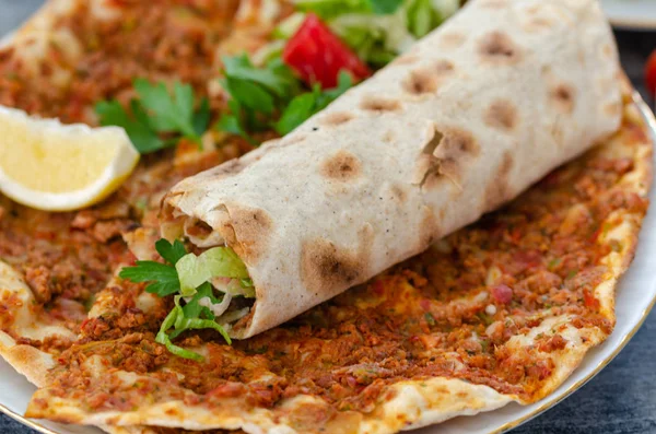 Geleneksel lezzetli Türk yemekleri; Türk Lahmacun