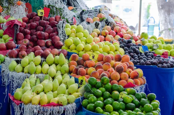Polc gyümölccsel Greengrocer-ben — Stock Fotó