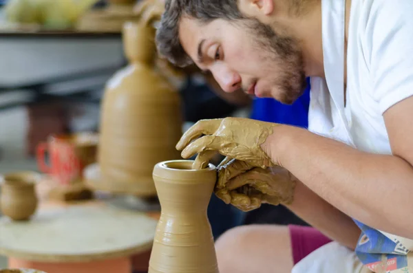 Výroba keramiky v dílně. — Stock fotografie