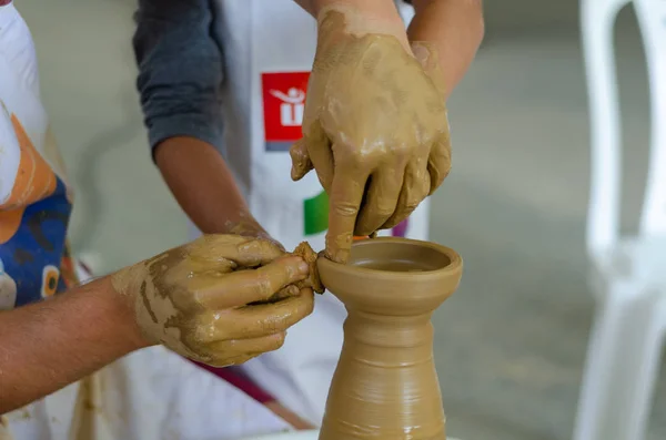 Fabricação de cerâmica em oficina . — Fotografia de Stock