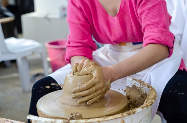 Fabrication de poterie en studio . — Photo