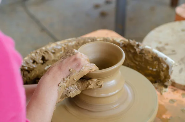 Výroba keramiky ve studiu. — Stock fotografie