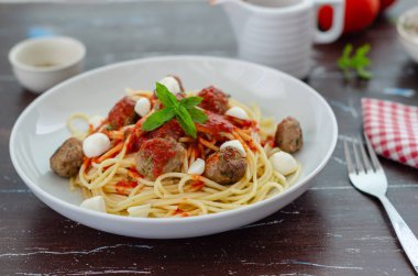 Köfte ve domates soslu spagetti.