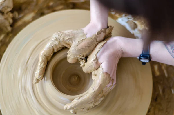 Výroba keramiky v dílně. — Stock fotografie