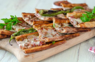 Kıyma ve peynirli Türk Pide (pide).